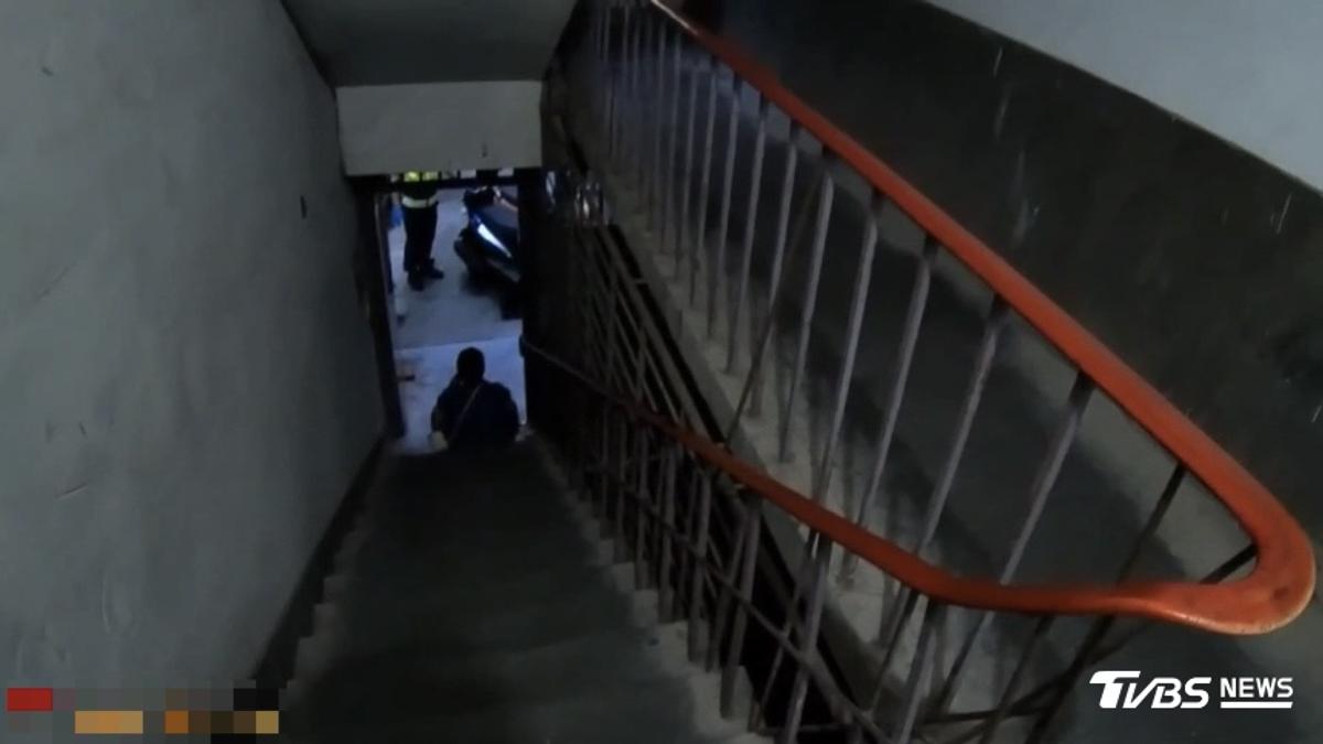 正面安撫.背後突擊!警聲東擊西 攀牆奪刀
