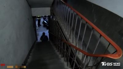婦持美工刀血染梯間!警「徒手攀牆」包抄奪刀救人