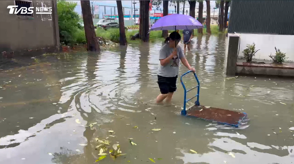 高雄地區28日清晨，大寮區再度慘遭水患侵襲，昭明國小校園積水深及小腿，校方於清晨6點緊急宣布取消返校日。（圖／TVBS）