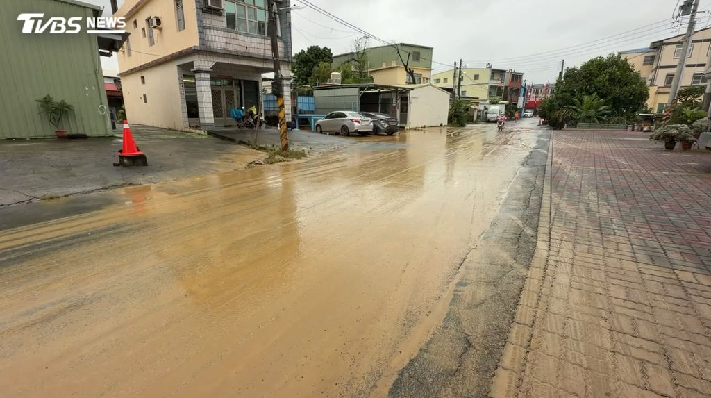 淹水情況已讓民眾相當頭痛，沒想到積水退去後換來的是滿地泥濘。當地居民表示，這已經是本週第二次淹水（圖／TVBS）