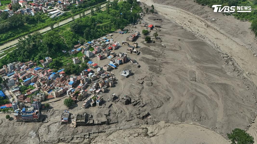 尼泊爾與中國西藏交界的喜馬拉雅山區26日爆發嚴重土石流與災難性洪水。(圖/達志影像美聯社)