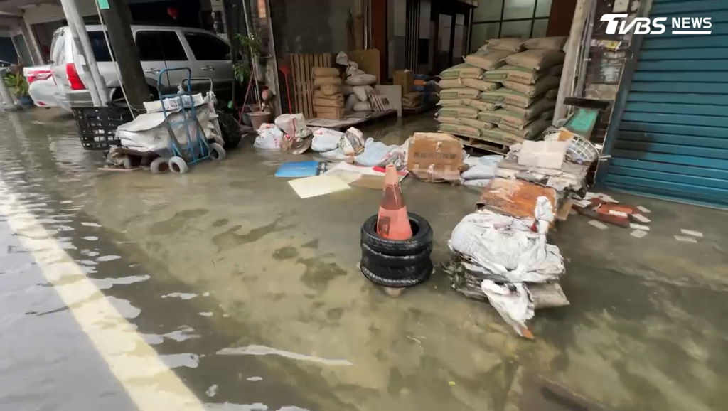 新園地區同樣災情慘重,即使堆了沙包仍擋不住水淹進家中(圖/TVBS)