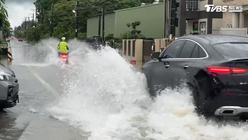 新埤地區強降雨過後,積水直接漫上馬路,機汽車通過時都得格外小心,除了擔心濺起水花波及行人,也怕車輛拋錨。(圖/TVBS)