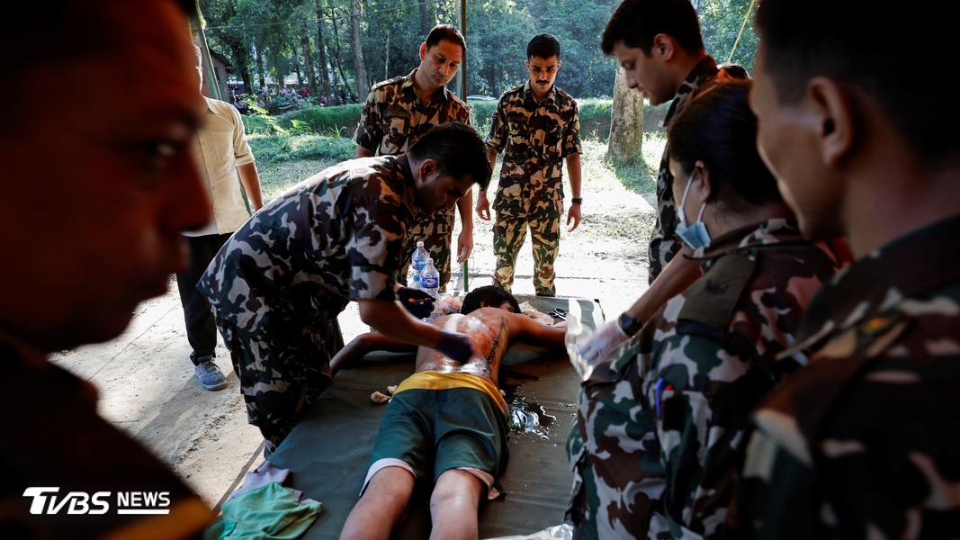 一名在山洪中倖存的男子在Maithili Barrack軍營內的流動醫院接受急救。(圖/達志影像路透社)