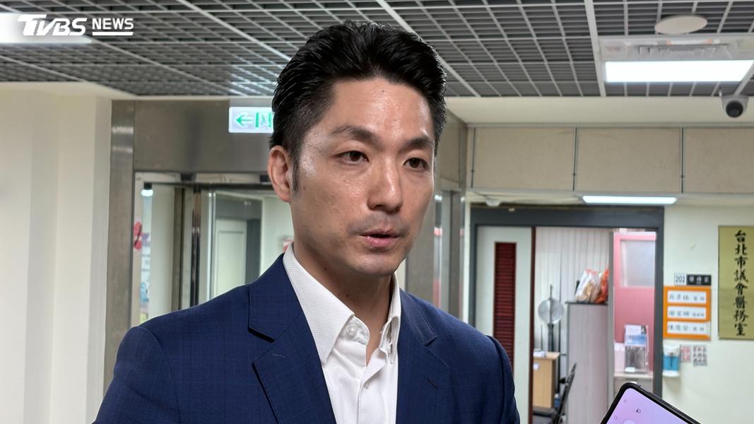 蔣萬安於施政報告結束後向媒體說明有關女童性猥褻案。(圖/黃芊昀攝)