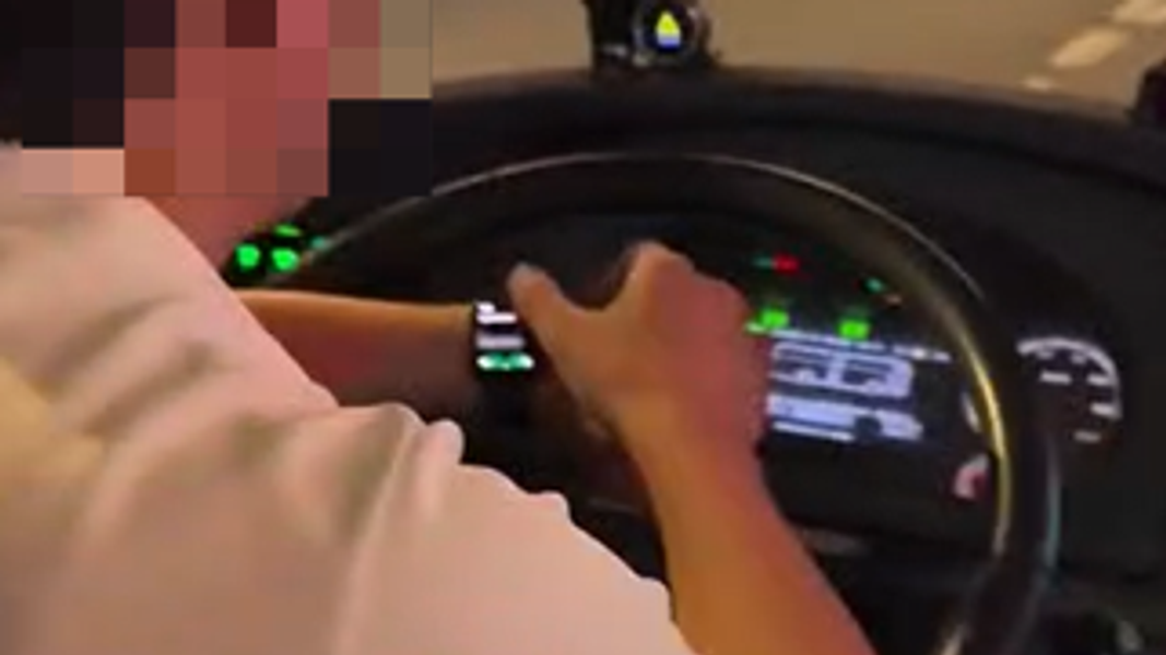 駕駛頻頻盯著手上的智慧型手錶,甚至還拿起來用語音傳訊息。(圖/Threads@xing_ruuuuu)