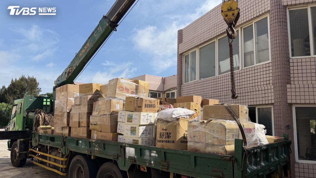 金門查獲走私據點!清出3噸陸貨 香菇花生、菸酒「塞滿一整車」