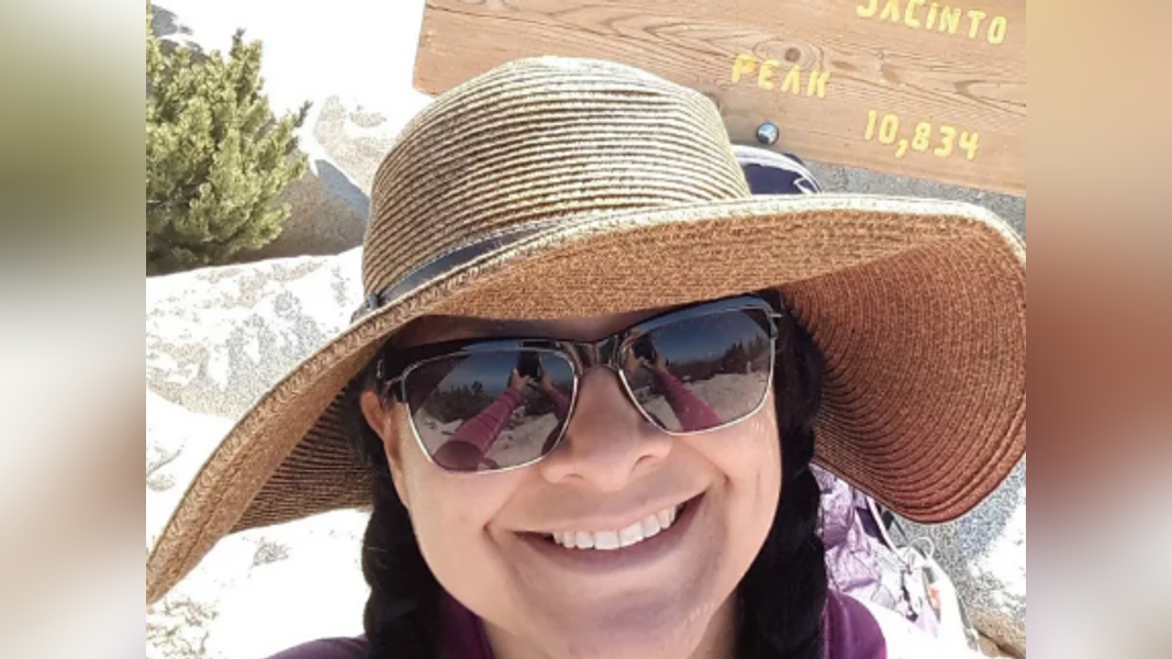 46歲的Lucy Alvarez搭乘後出現劇烈頭痛、癲癇、失憶、噁心、無法行走等症狀。(圖/翻攝自Wave律師事務所)