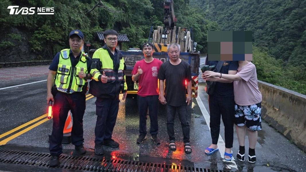 警方最終順利協助小情侶找回重要物品。(圖/TVBS)