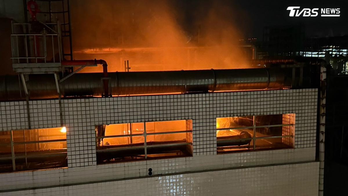 桃園世界先進晶圓三廠頂樓大火 環保局:若釀空污最重罰500萬