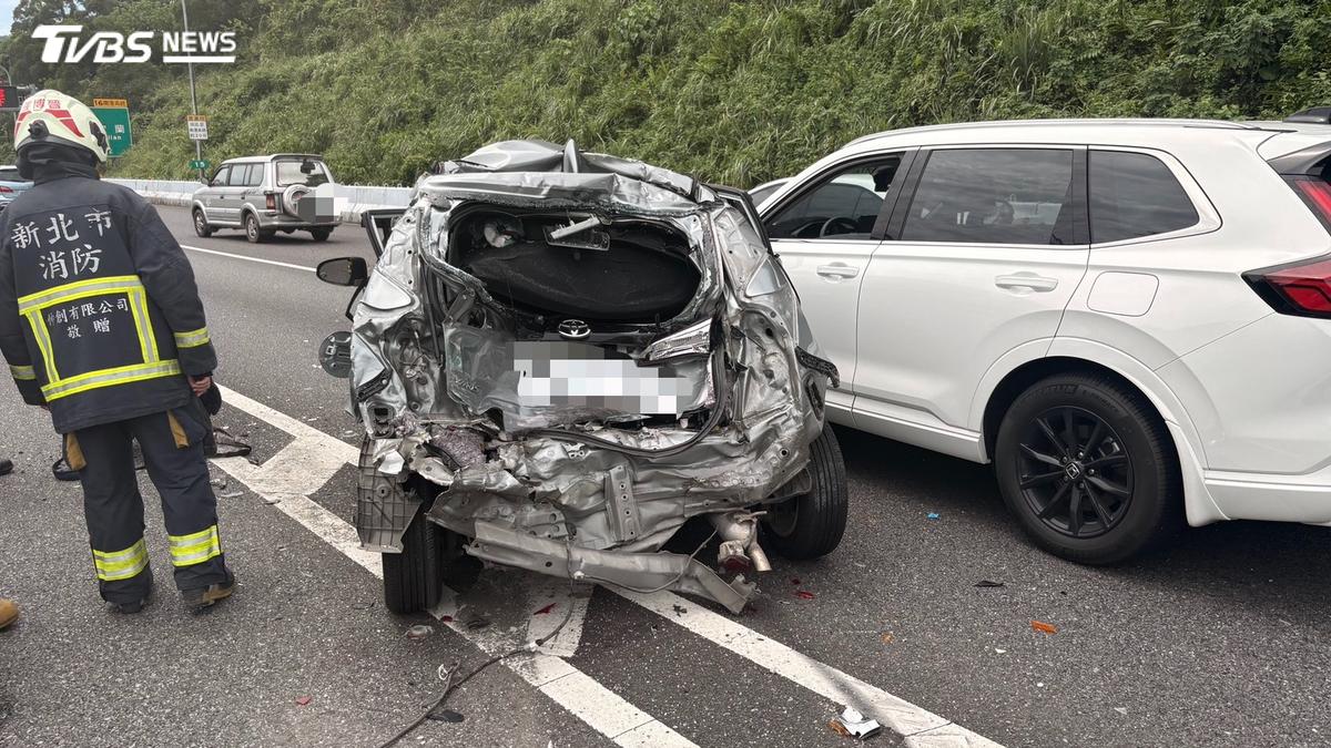 國道3號連環撞!大貨車追撞釀4車事故 2人受傷送醫