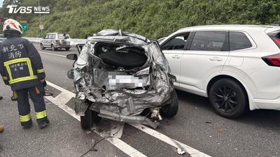 國道3號連環撞!大貨車追撞釀4車事故 2人受傷送醫