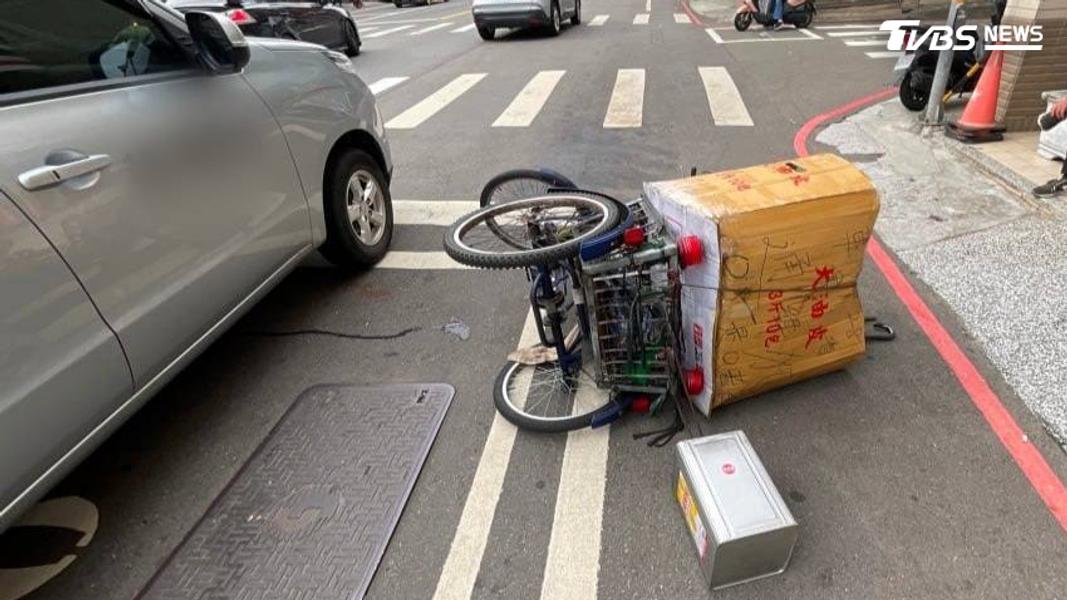 三輪車偏離車道遭撞倒地,「八德老大」怒敲車窗。(圖/TVBS)