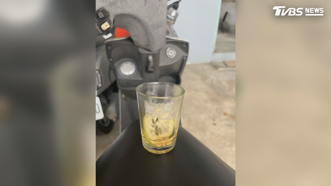 員警在她的機車上發現一個杯子,裡面還留有配酒的檸檬片(圖/TVBS)