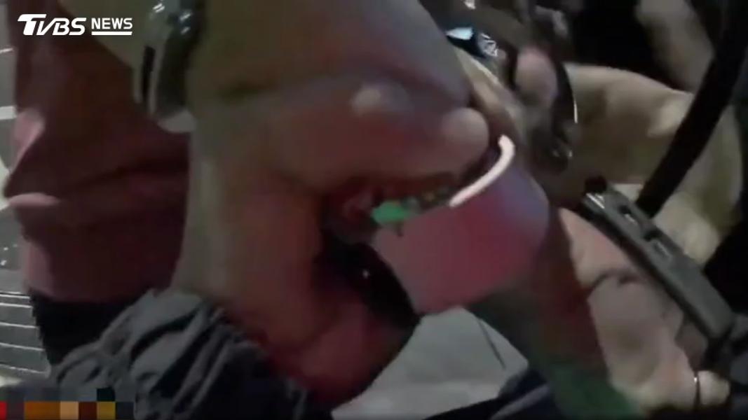 女討債不成報案,見對方上車走人,竟情緒失控襲警,當場遭壓制上銬。(圖/TVBS)
