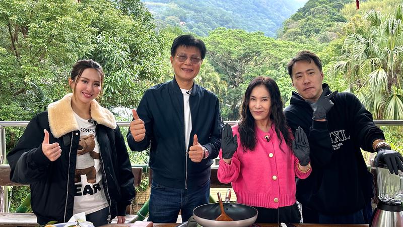 李亞萍(右二)許久沒出遊。(圖/台視提供)