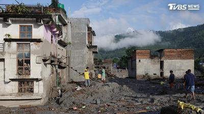 在海關大樓排隊!尼泊爾67人登山隊遇山洪 整棟7百人恐全被沖走