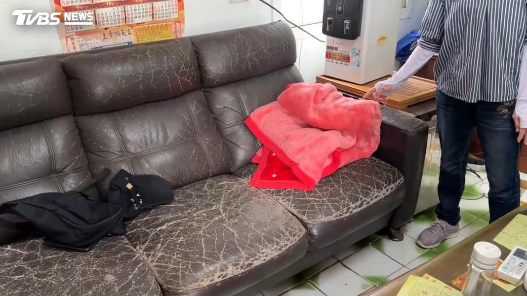 高齡阿嬤長期不在家,廚房內碗筷使用過卻未清洗,甚至連棉被都被拿出來使用過。(圖/TVBS)