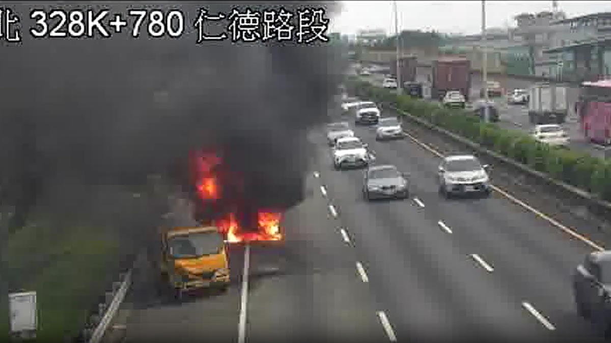 影音/國1台南火燒車!大貨車追撞後「燒成火球」 疑疲勞駕駛釀2傷