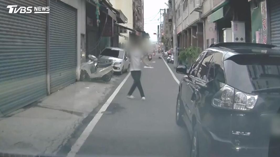 王姓男子重新檢視行車紀錄器畫面,驚見對方竟持槍枝意圖威脅。(圖/民眾提供)