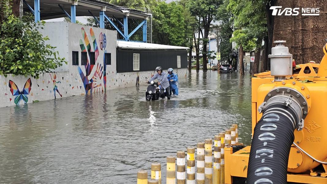 高屏地區28號清晨下起大雨,今天是不少學校的返校日,大寮昭明國小四周淹水,深度達成人小腿肚,校方在清晨6點緊急發布公告返校日取消(圖/TVBS)