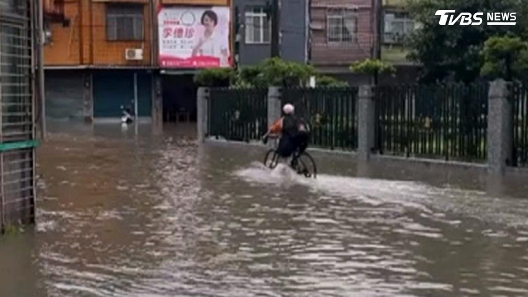 屏東潮州地區雖然同樣遭受豪雨侵襲,道路積水嚴重,部分學校返校日仍照常舉行,學生們為了到校,只能揹著書包騎腳踏車涉水(圖/畫面提供@teddypig_1224)