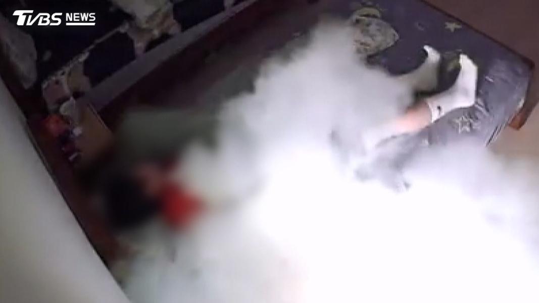 睡夢中床頭竄白煙!行動電源充電突起火,台中男童驚險逃一劫。(圖/TVBS)