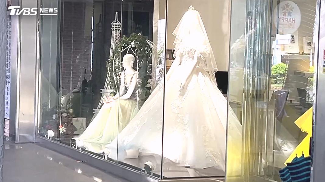 未成年遭婚紗店推拍「情侶寫真」控加挑照不透明,1萬8千變11萬8千。(圖/TVBS)