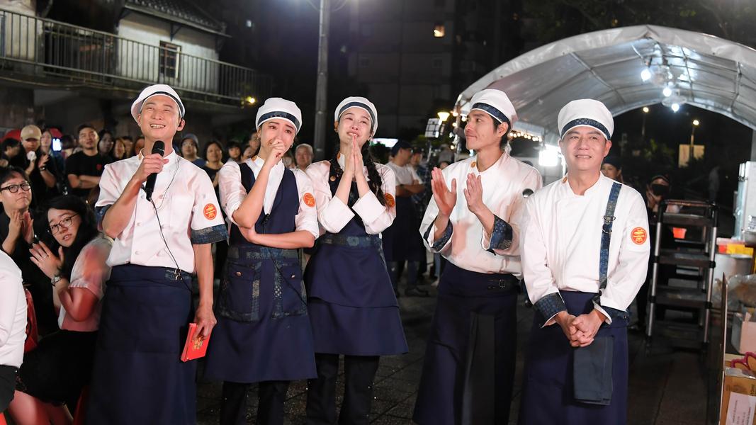 隋棠、藍正龍、浩子、陳隨意及美食YouTuber千千組成「辦桌台灣隊」。(圖/三立提供)