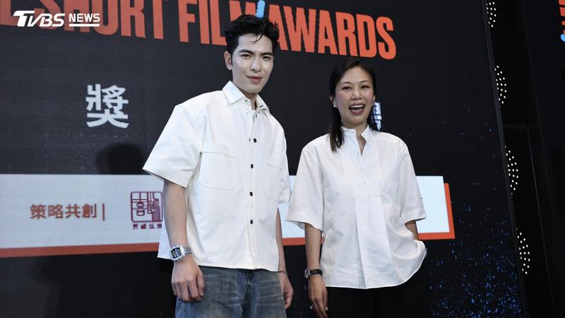 蕭敬騰(左)、老婆Summer昨出席「拍短劇—直式短劇創作挑戰賽」頒獎典禮。(圖/張哲鳴攝)