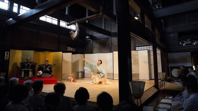 表演者在日下部民藝館古色古香的舞台上演出,展現傳統建築與藝能融合之美。(圖/Tickets in Japan提供)