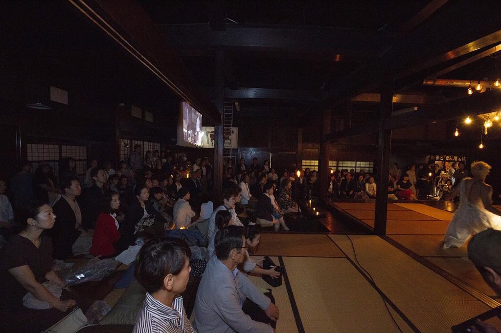 歷史宅邸在微光與燭火營造下化身當代演出空間，舞者於滿場觀眾前迸發肢體張力。（圖／Tickets in Japan提供）