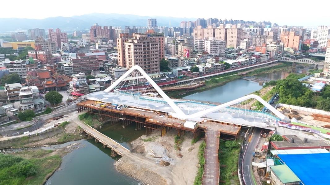 ▲三峽長福橋新橋|新搭起的長橋橫跨溪流,防洪安全與城市美學雙贏。(圖/新北市政府民政局)