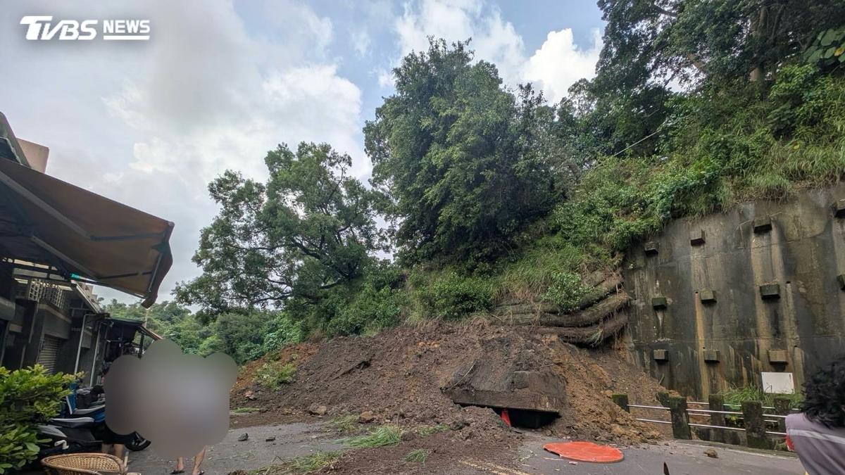 高雄連日豪雨!擋土牆突崩落 土石險灌民宅「7戶24人急撤」