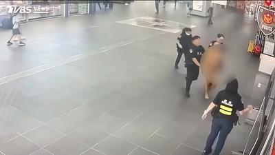 北車「裸奔男」失控嚇壞路人!情緒激動遭警管束 送醫法辦