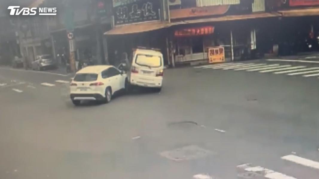 救護車執勤遭攔腰撞飛!衝進民宅才停下,2人受傷送醫。(圖/TVBS)