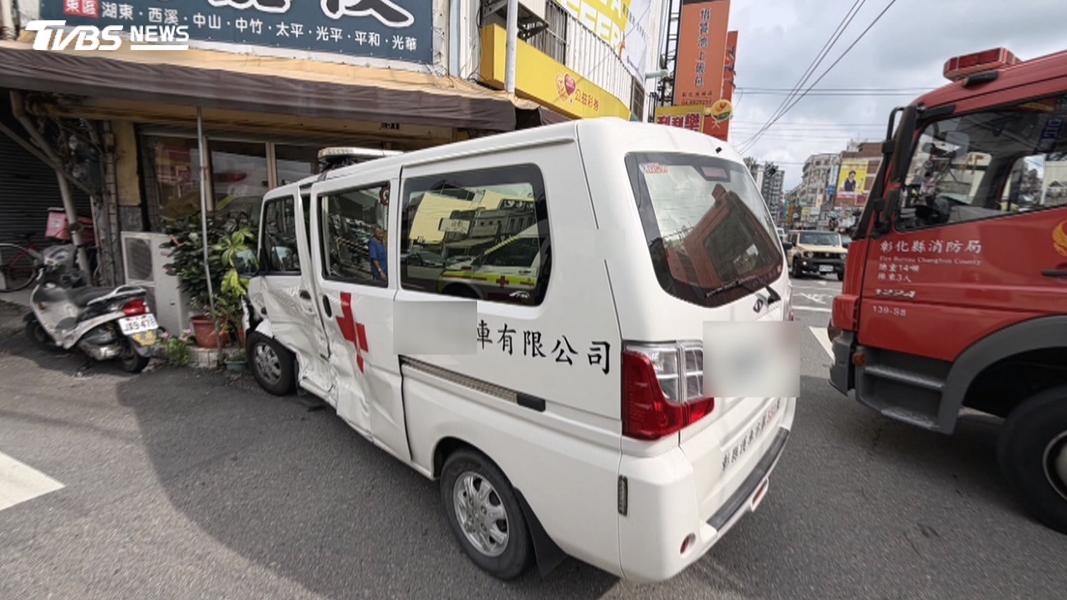 遭白色自小客車攔腰撞擊,救護車失控衝進路旁民宅才停下。(圖/TVBS)