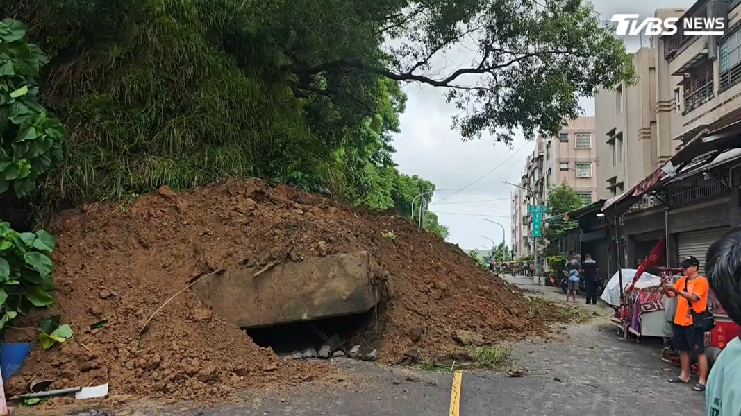 南部連日豪雨導致土石鬆軟,高雄小港區松富街28日下午發生擋土牆崩塌意外,大量土石傾瀉而下,壓毀多部機車(圖/TVBS)(圖/TVBS)