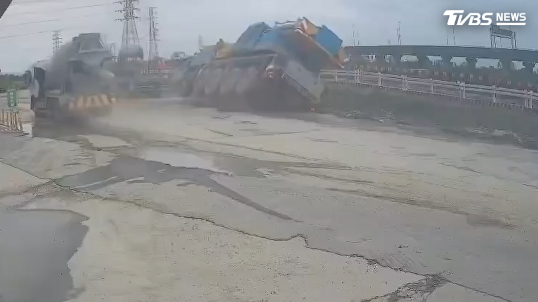大型吊車趕緊就位準備施工,沒想到瞬間發生意外,吊車傾倒並發出巨大聲響(圖/TVBS)