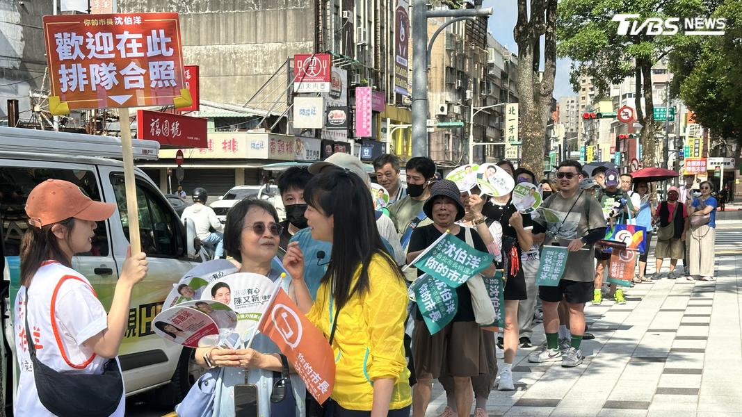 沈伯洋29日早上到東湖五分市場掃街,有民眾7點就到現場排隊等待跟沈合照。圖為鄰近9點時的人潮。(圖/潘袁詩羽攝)