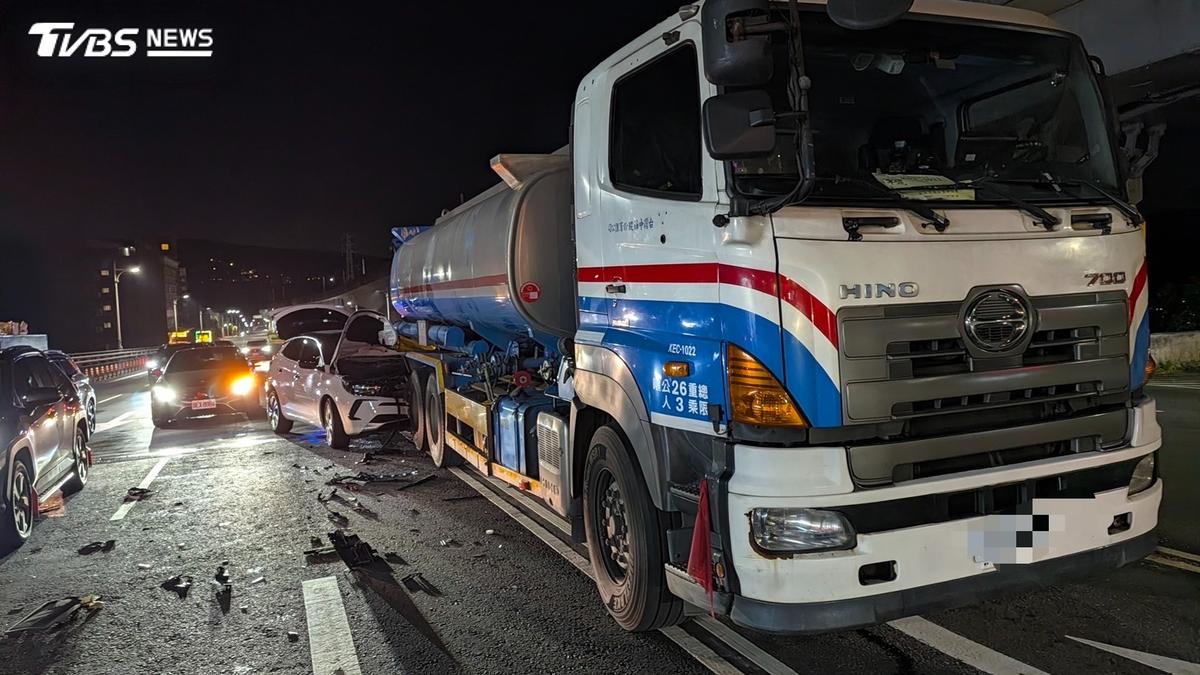 淡水驚悚事故!轎車追尾猛撞油罐車「狂竄白煙」 網驚:好險沒炸