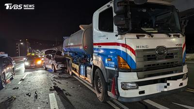 淡水驚悚事故!轎車追尾猛撞油罐車「狂竄白煙」 網驚:好險沒炸