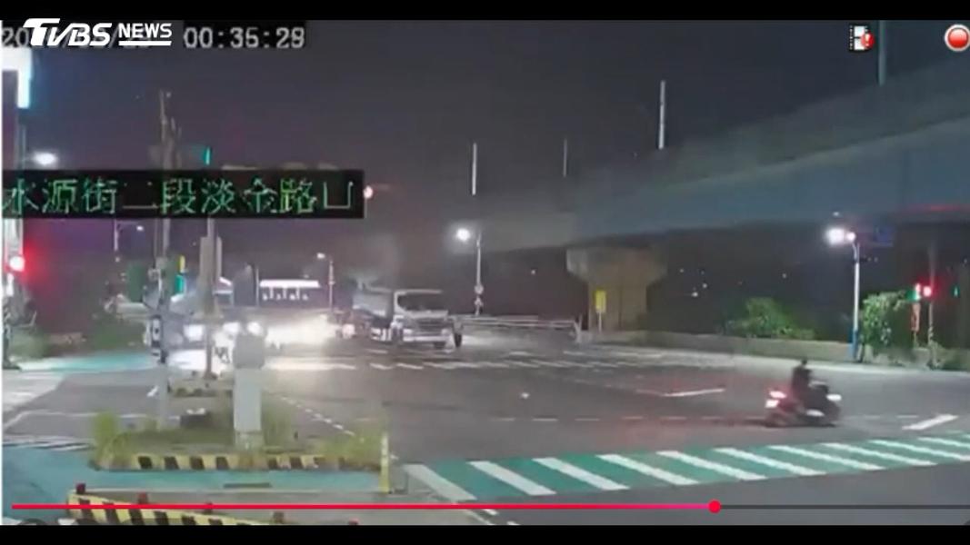 油罐車遭追撞後,現場竄出陣陣白煙。(圖/TVBS)