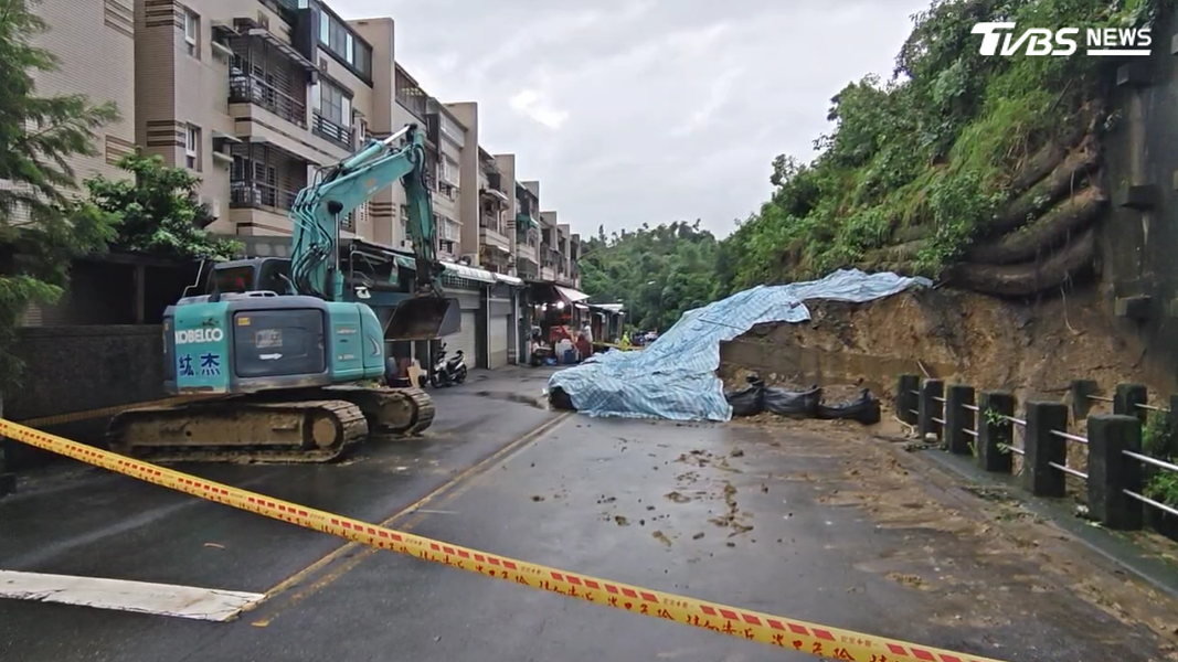 小港松富街28日擋土牆崩塌,工務局徹夜進行緊急處理,以帆布覆蓋崩塌範圍防止二次災害(圖/TVBS)
