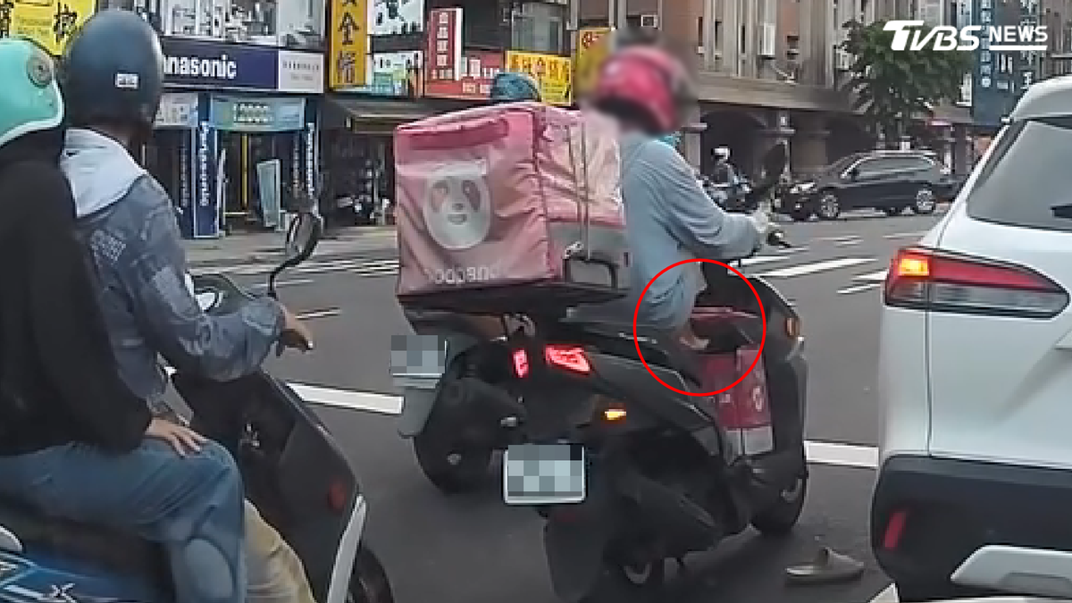 外送箱蓋掀開!外送員「腳放上去」挨轟
