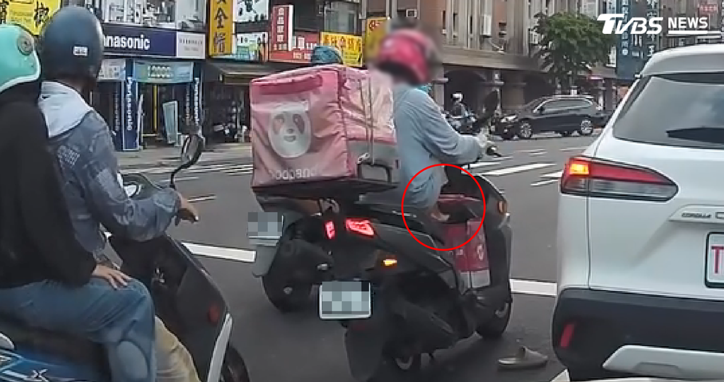 停紅燈突脫鞋!外送員「赤腳碰外送箱」惹議 平台秒停權處分(圖/翻攝 threads@tim_yu622)
