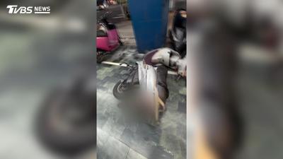 疑被打巴掌秒崩潰!男推倒騎樓機車 坐銀行門口淚流不止