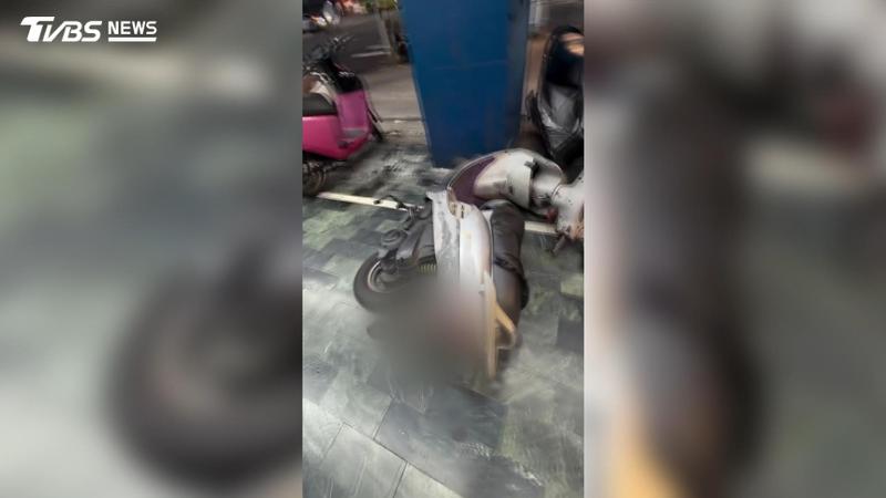 疑被打巴掌秒崩潰!男推倒騎樓機車 坐銀行門口淚流不止(圖/TVBS)