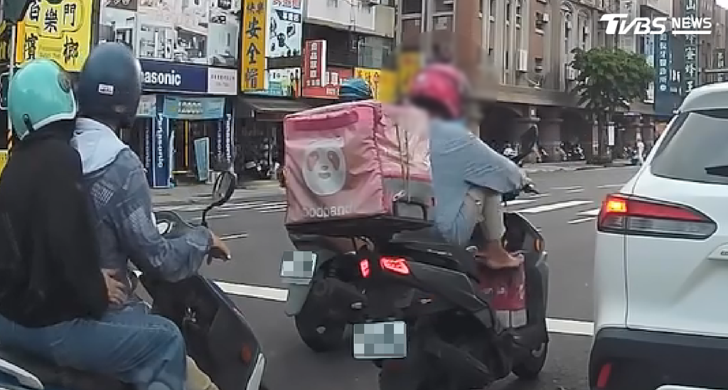 當事人的友人則代為致歉,當時因身體不舒服準備提早回家,並強調外送箱內並沒有餐點。(圖/翻攝 threads@tim_yu622)