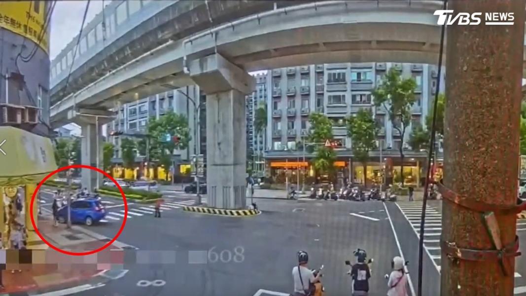 駕駛逆向一路開進騎樓,揮鈔票喊著買麵包。(圖/TVBS)